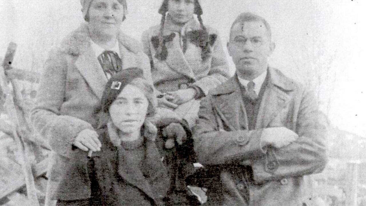 Theodor, Rosa (links) und Martha (vorn) Herz mit Leopoldine Egger (hinten) in Piesendorf. 