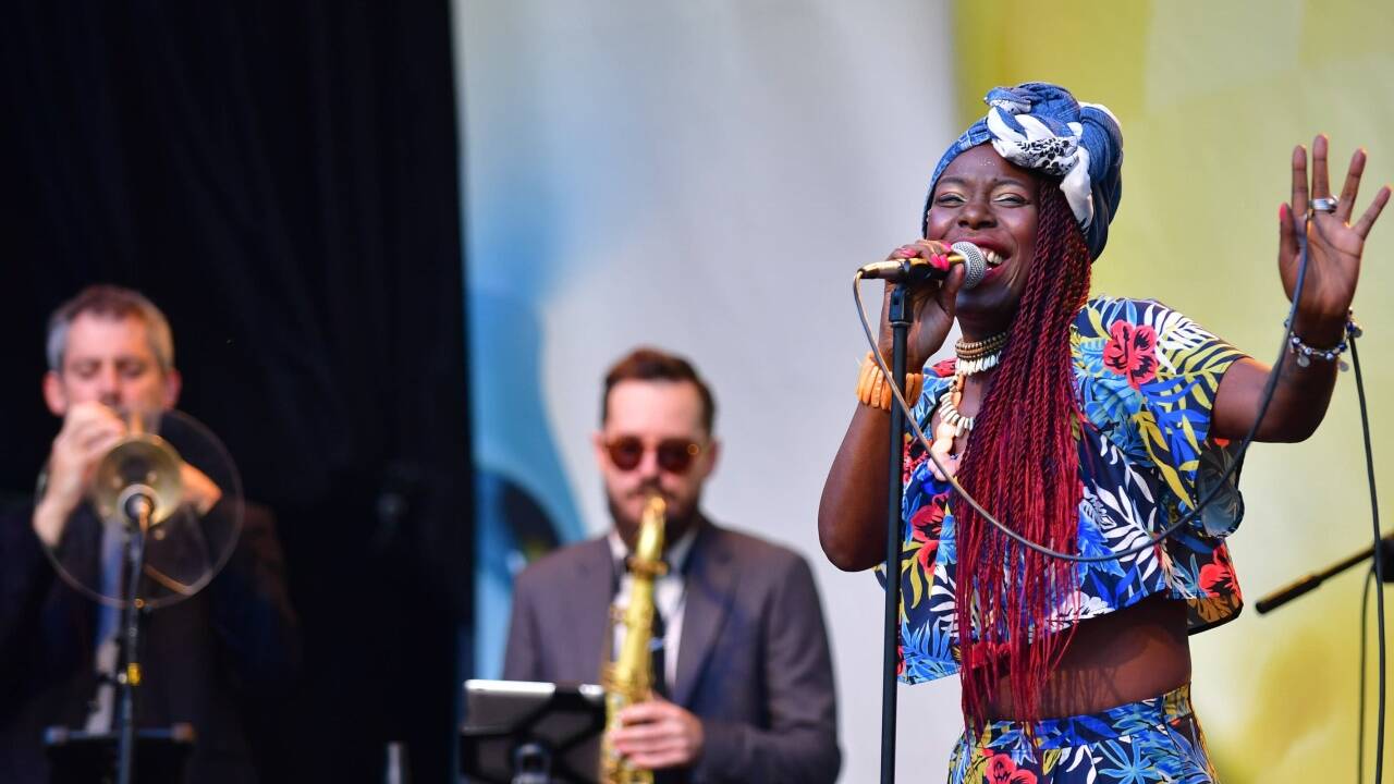 Shirley Davis & The Silverbacks. 