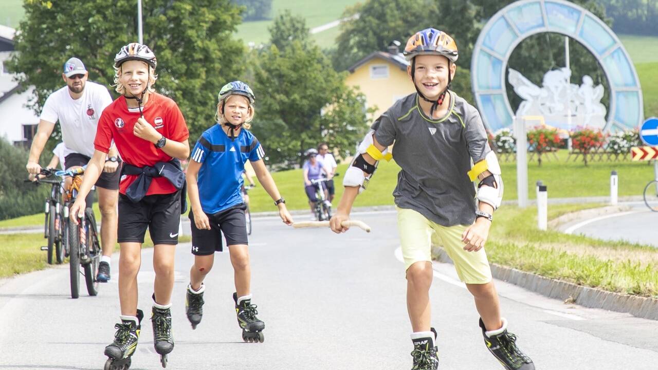Nico, Marc und Philip aus Salzburg ergriffen die Chance und flitzten mit ihren Rollerskates über die Obertrumer Landesstraße.  