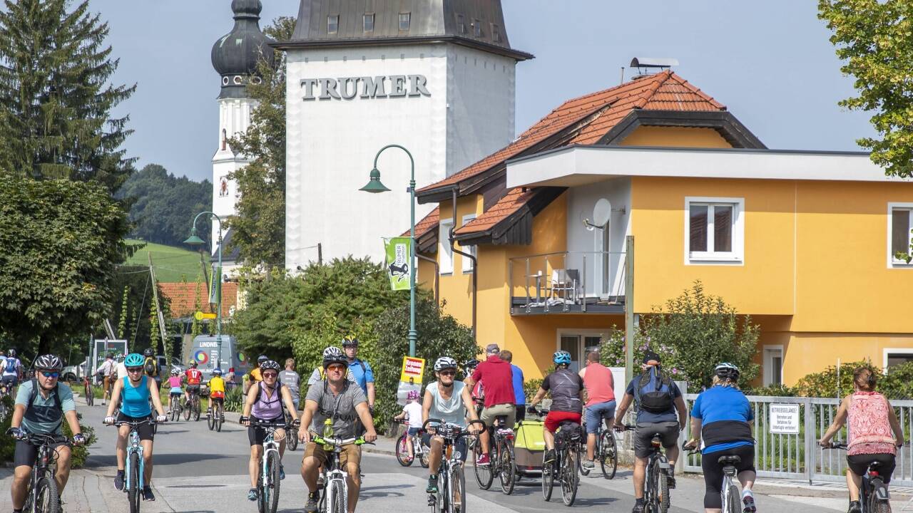 Hunderte Radler taten es ihnen gleich.  