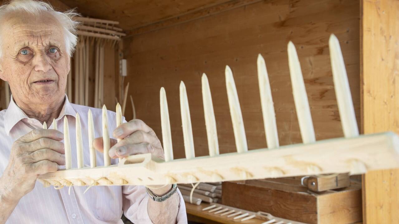 Josef Frauenschuh aus Bürmoos macht seit mehr als 50 Jahren Rechen und zeigte das alte Handwerk im Rahmen des Bauernherbstes. 