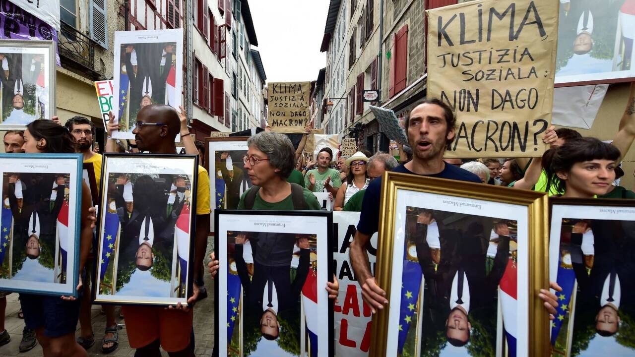 Hunderte Demonstranten haben gegen die Umweltpolitik der G7-Staaten und Frankreichs Präsident Macron demonstriert.  