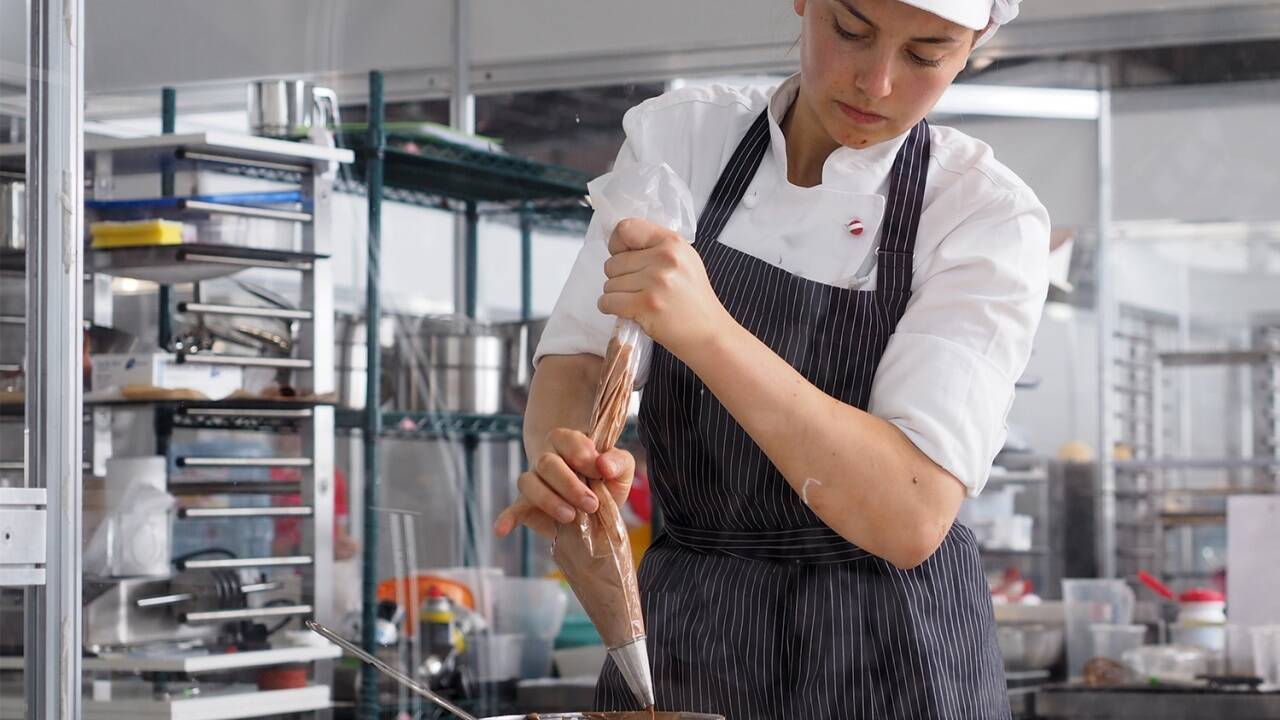 Anjuta Bergmann von der Oberlass Süßwarenproduktion Wien ist eine von 46 österreichischen Teilnehmerinnen und Teilnehmern bei den Berufsweltmeisterschaft WorldSkills in Kazan. Anjuta Bergmann von der Oberlass Süßwarenproduktion Wien ist eine von 46 österreichischen Teilnehmerinnen und Teilnehmern bei den Berufsweltmeisterschaft WorldSkills in Kazan.