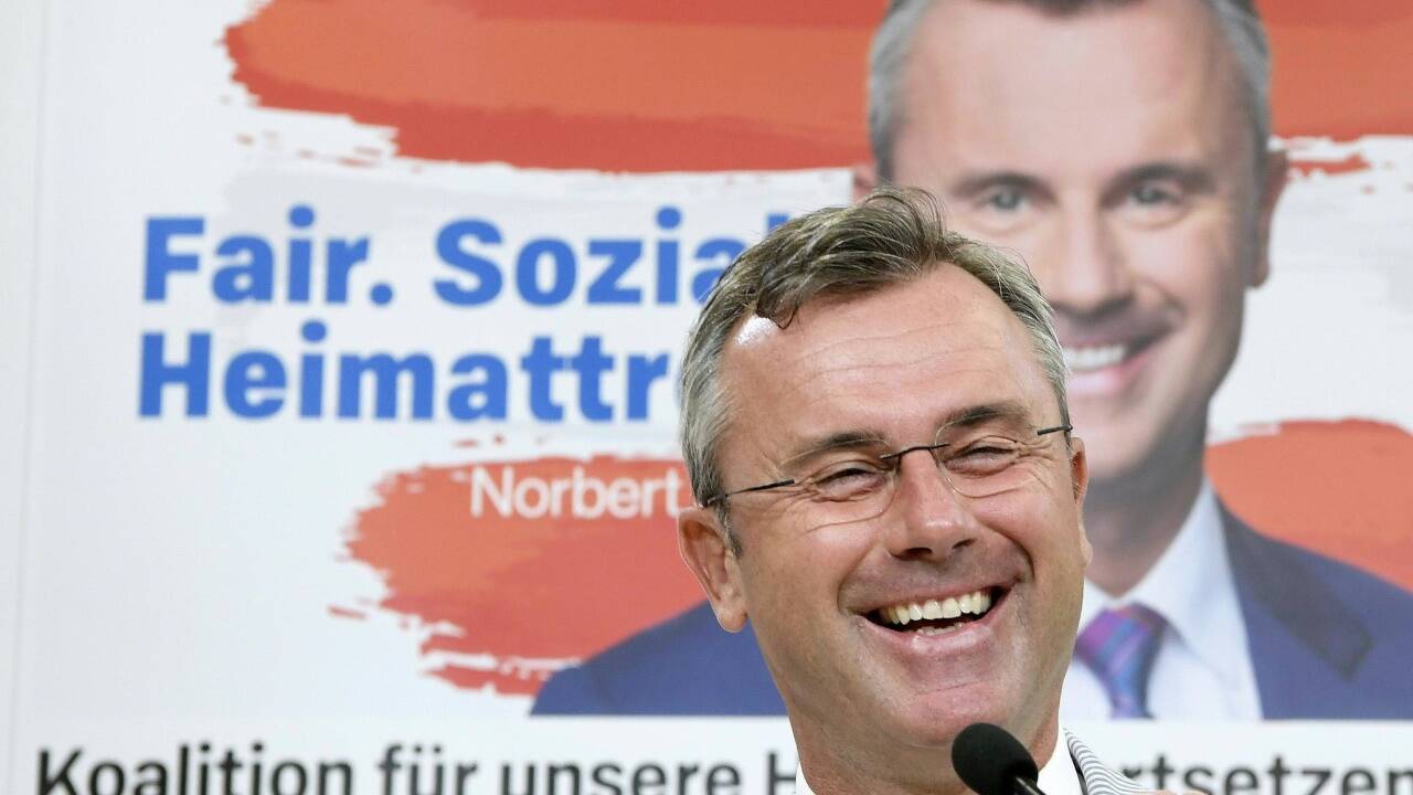 Strache? Nie gehört. FPÖ-Chef Norbert Hofer vor einem Wahlplakat. 