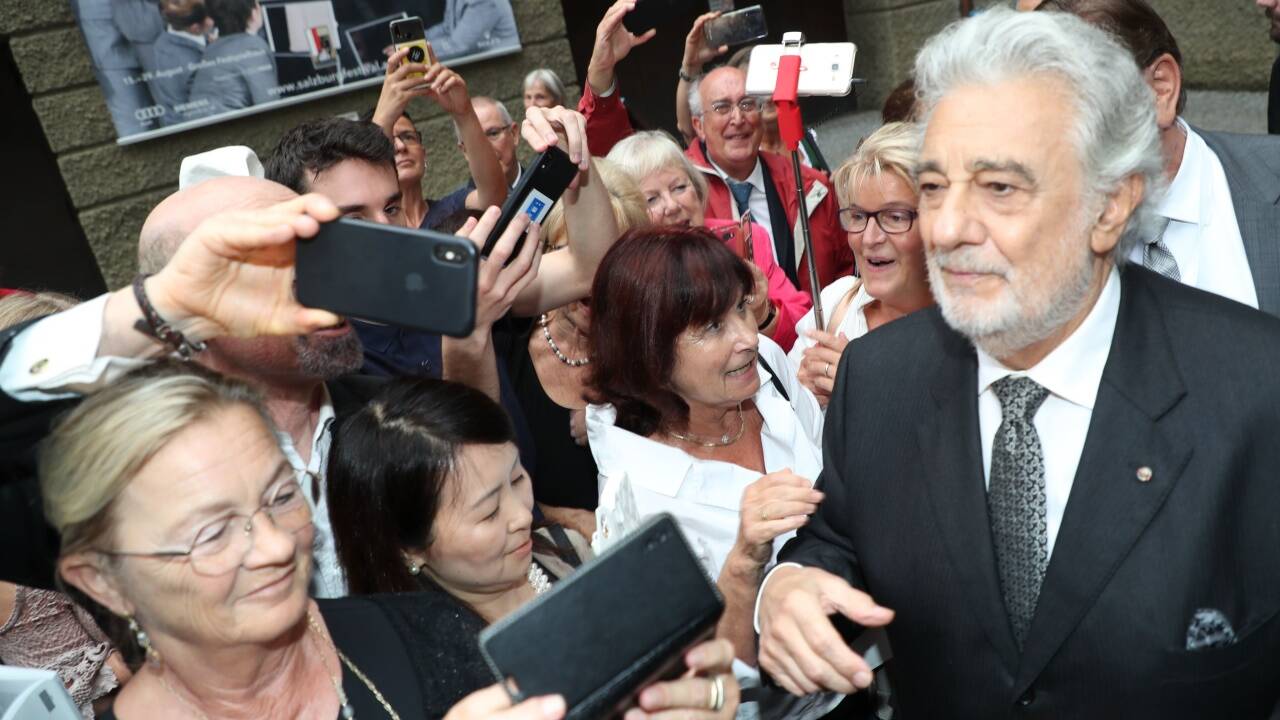 Plácido Domingo nach der Premiere, umringt von seinen treuesten Anhängern. 