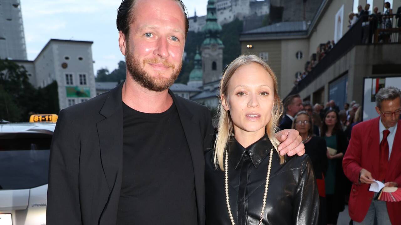 Schauspielerin Mavie Hörbiger mit Partner Paul Feigelfeld.  