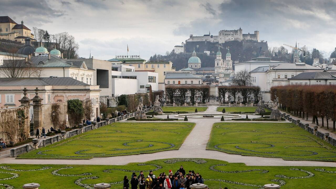 Die Aussicht aus dem Bürgermeisterbüro im Schloss Mirabell. Mit Jubelmeldungen hält man sich zurück, obwohl die Zahlen bei Ankünften und Nächtigungen Jahr für Jahr die Rekorde sprengen. Die Aussicht aus dem Bürgermeisterbüro im Schloss Mirabell. Mit Jubelmeldungen hält man sich zurück, obwohl die Zahlen bei Ankünften und Nächtigungen Jahr für Jahr die Rekorde sprengen.