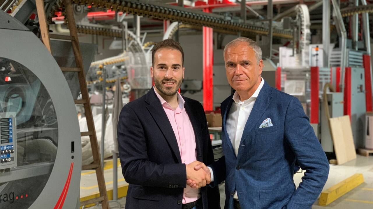 Das Geschäft ist perfekt. Im Bild: Ammar Allaoui und Masseverwalter Harald Kronberger. Die Allaoui Graphic Machinery GmbH aus Aachen kauft das bewegliche Anlagevermögen der insolventen Oberndorfer Druckerei. Das Geschäft ist perfekt. Im Bild: Ammar Allaoui und Masseverwalter Harald Kronberger. Die Allaoui Graphic Machinery GmbH aus Aachen kauft das bewegliche Anlagevermögen der insolventen Oberndorfer Druckerei.