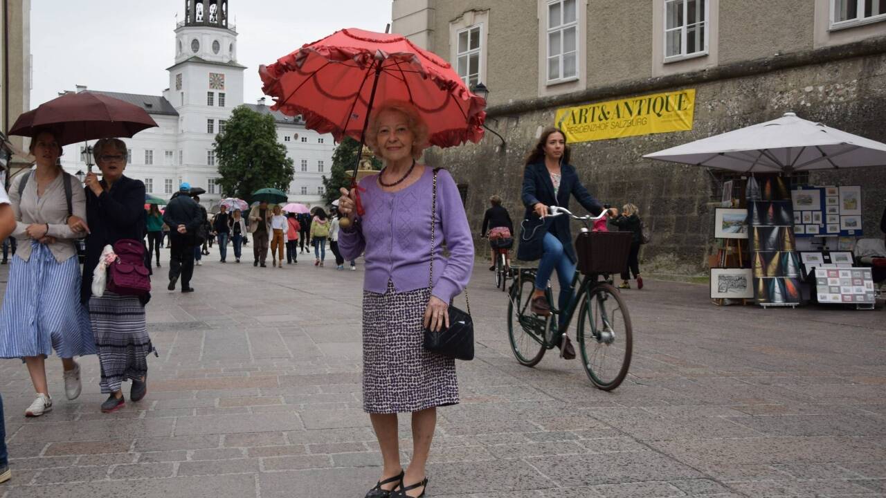 So kennen sie ihre Gruppen: Als Markenzeichen hat Fremdenführerin Ivana Benozzo stets ihren roten Kirchtag-Regenschrim samt Rüschen dabei – mittlerweile bereits in vierter Ausführung. 