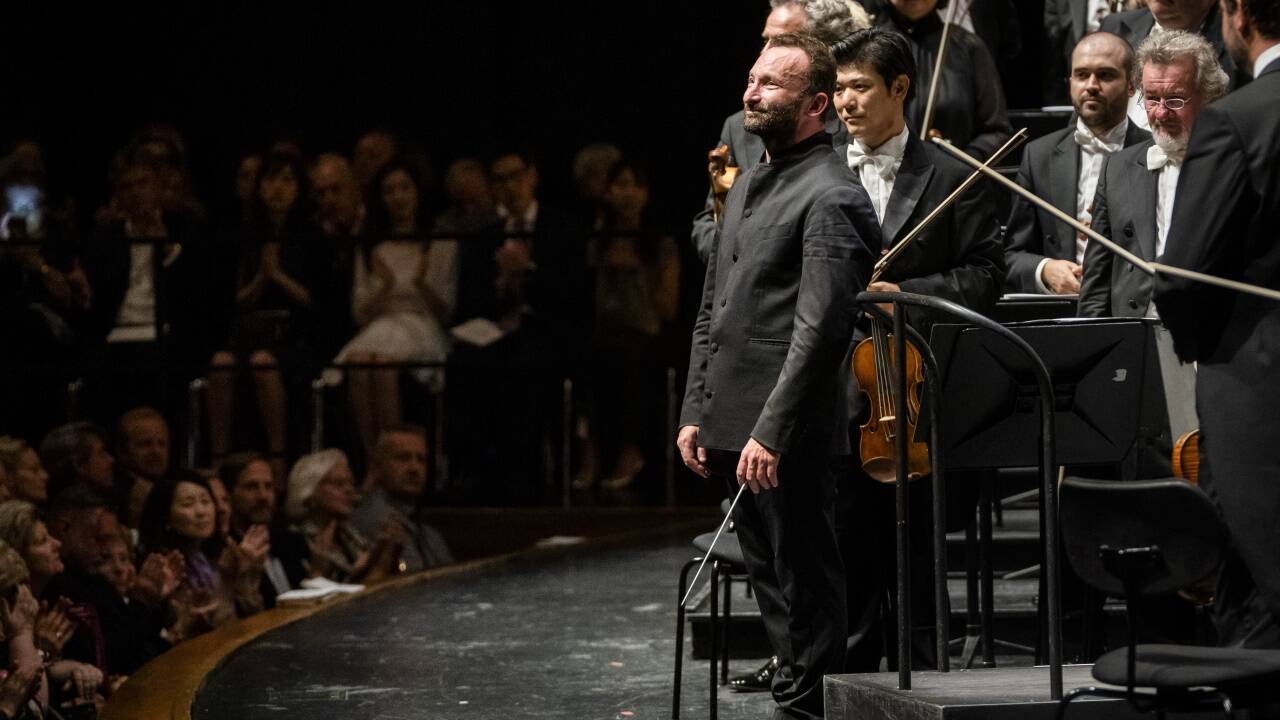 Kirill Petrenko vor und doch mitten unter seinen Musikern. 
