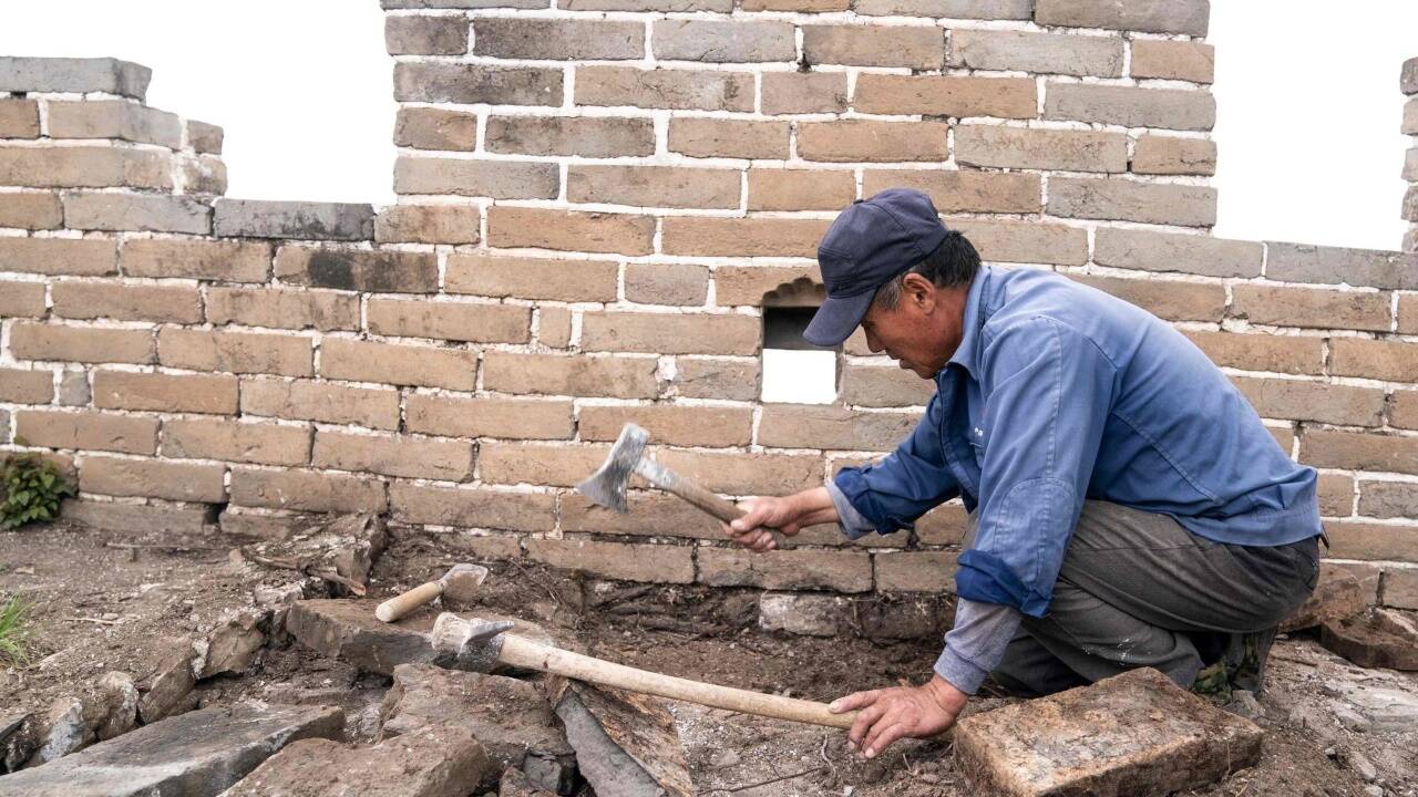 An die Arbeit - so sanieren die Chinesen die zerfallende Große Mauer. 