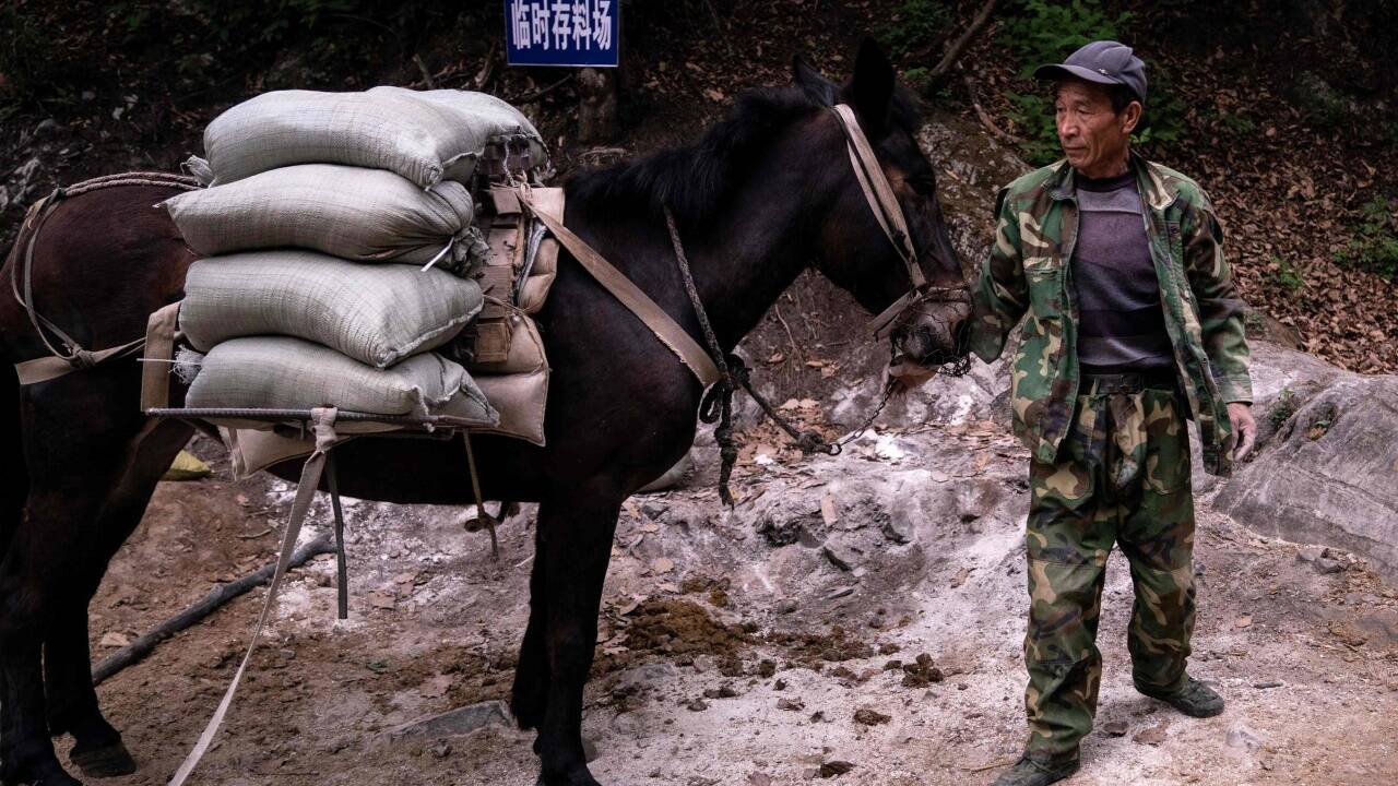 An die Arbeit - so sanieren die Chinesen die zerfallende Große Mauer. 