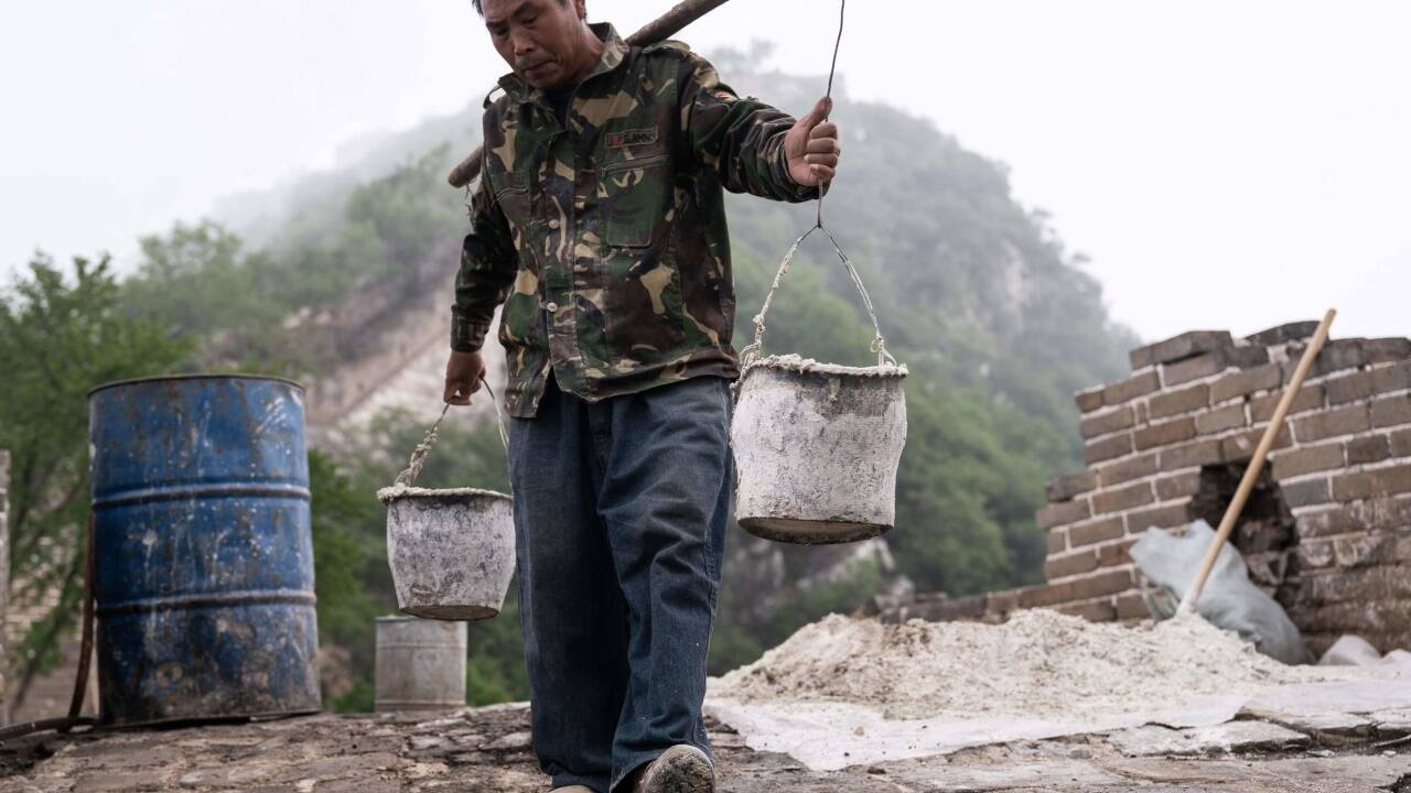 An die Arbeit - so sanieren die Chinesen die zerfallende Große Mauer. 