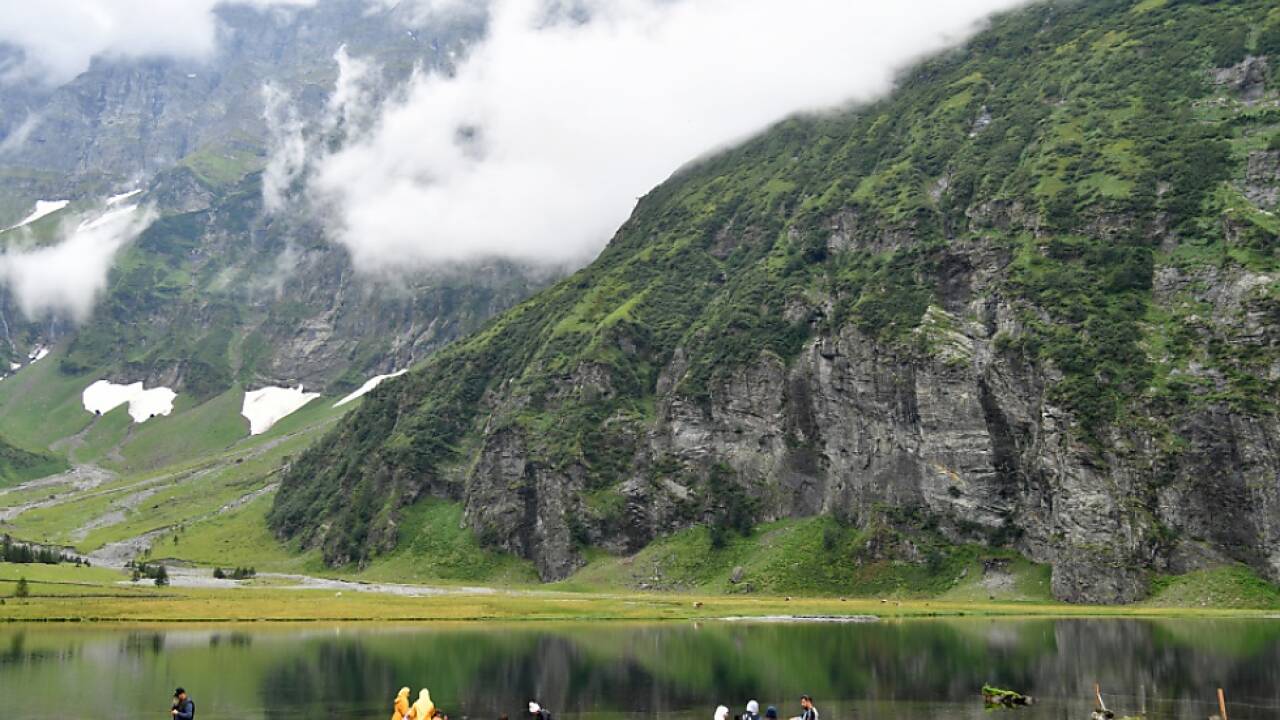 Touristen im Ausflugsgebiet Hintersee in Mittersill. 