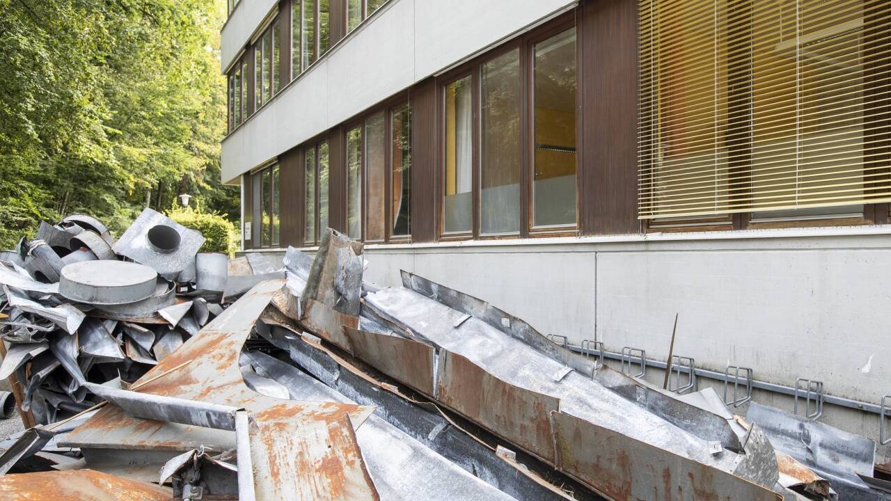 Reste des Blechdaches lagerten am Mittwochnachmittag noch neben dem Schulgebäude. Eine Gefahr wegen erhöhter Strahlung habe aber zu keiner Zeit bestanden. 