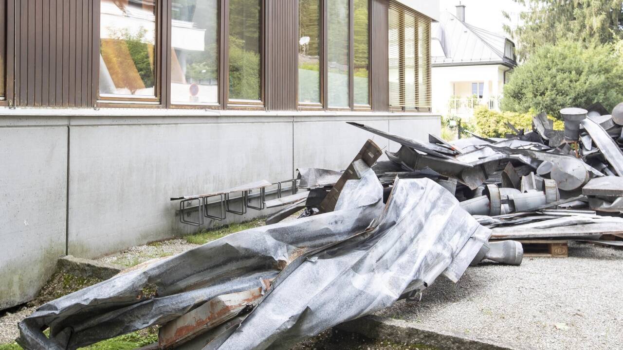 Reste des Blechdaches lagerten am Mittwochnachmittag noch neben dem Schulgebäude. Eine Gefahr wegen erhöhter Strahlung habe aber zu keiner Zeit bestanden. 