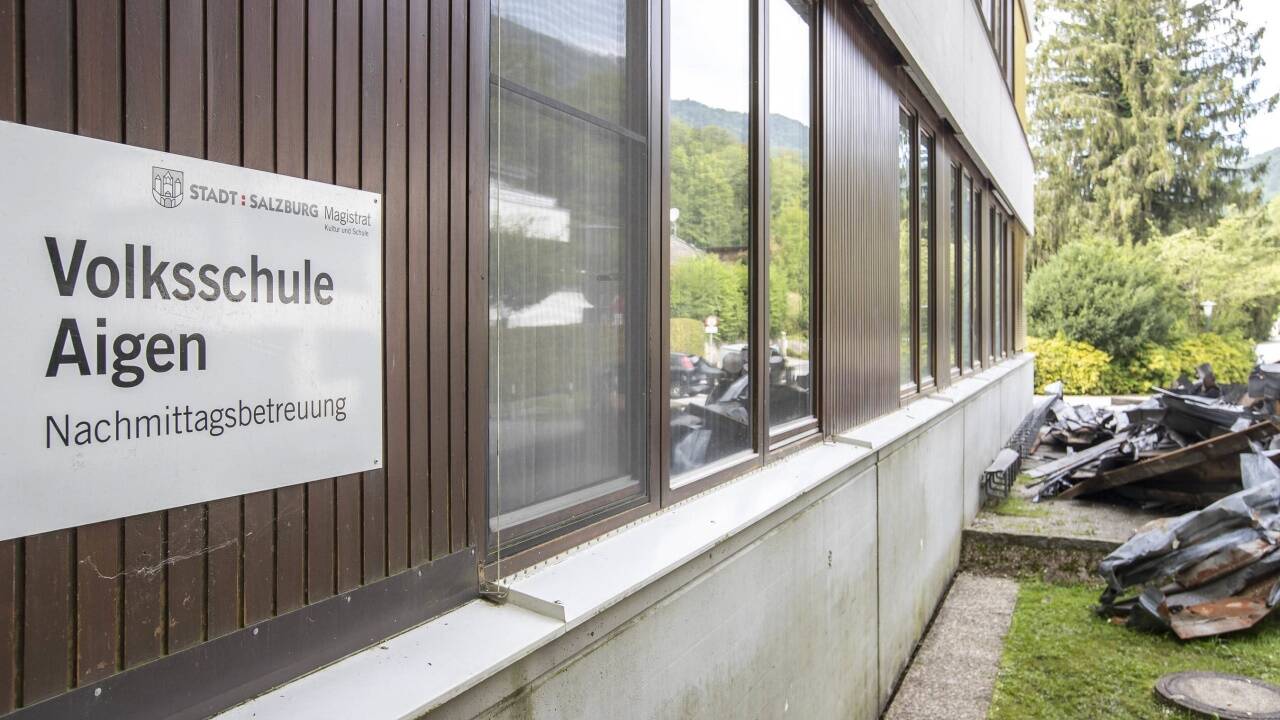 Reste des Blechdaches lagerten am Mittwochnachmittag noch neben dem Schulgebäude. Eine Gefahr wegen erhöhter Strahlung habe aber zu keiner Zeit bestanden. 