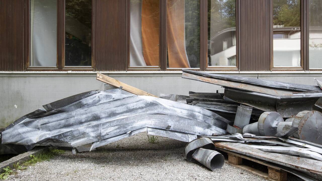Reste des Blechdaches lagerten am Mittwochnachmittag noch neben dem Schulgebäude. Eine Gefahr wegen erhöhter Strahlung habe aber zu keiner Zeit bestanden. 