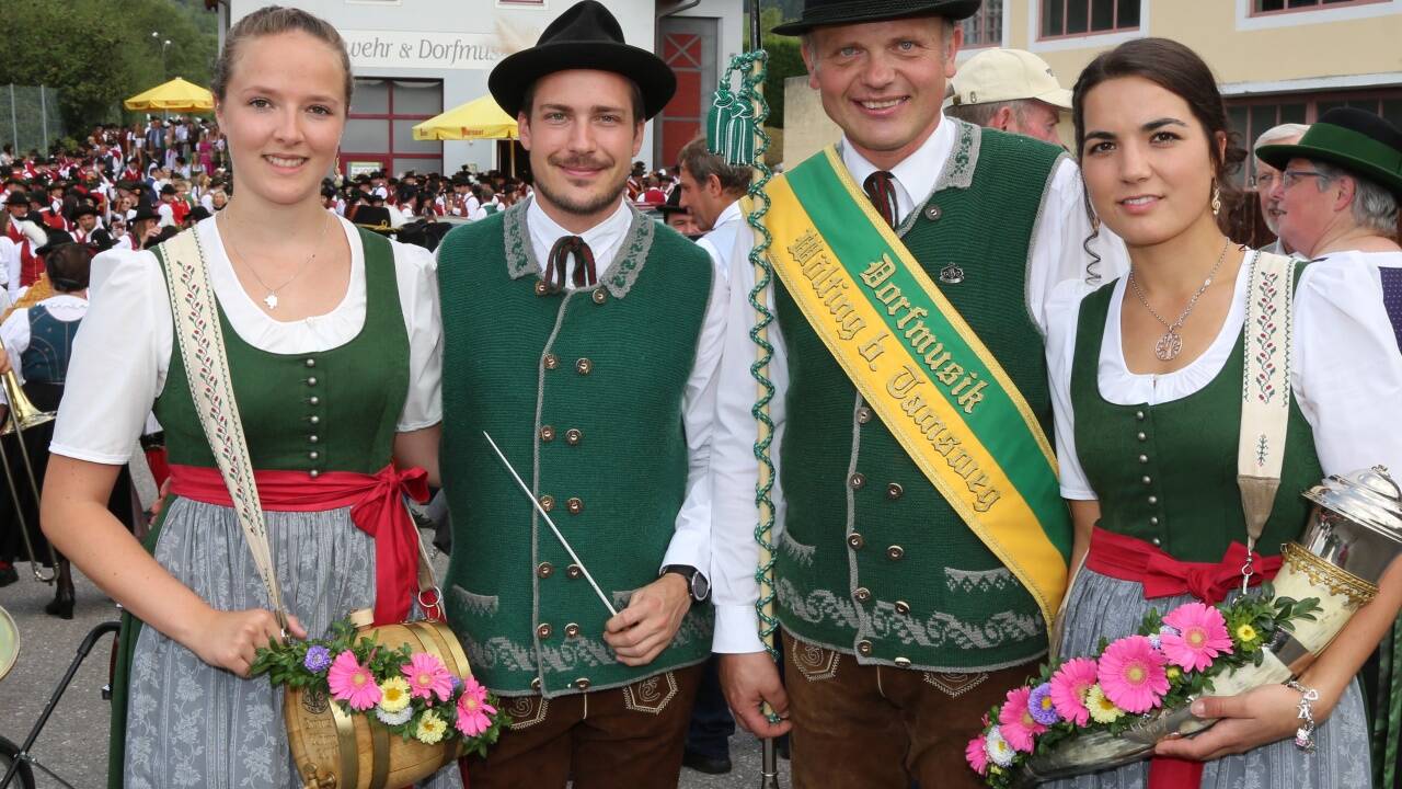 Die Marketenderinnen Sarah und Karoline mit Kapellmeister Emanuel Prodinger und Stabführer Martin Wieland. 