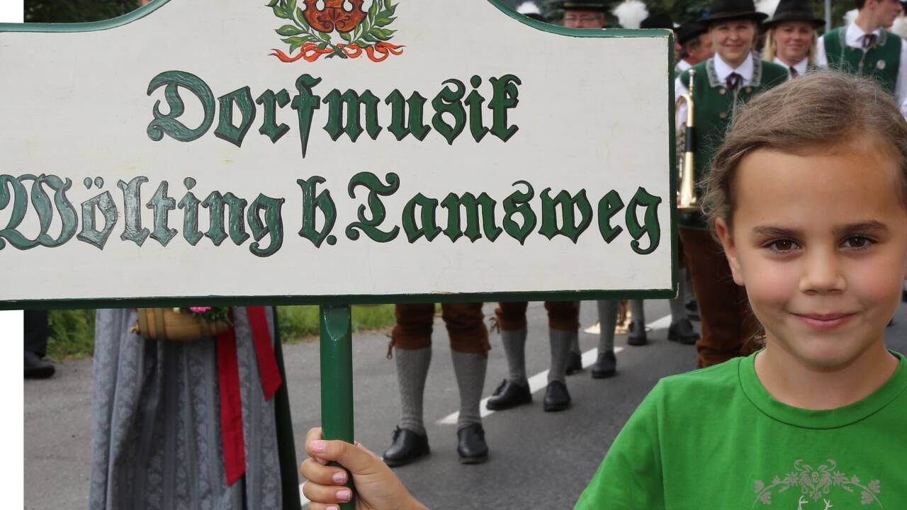 Taferlträgerin Johanna war beim 90-Jahr-Jubiläum der Dorfmusik auch dabei. 