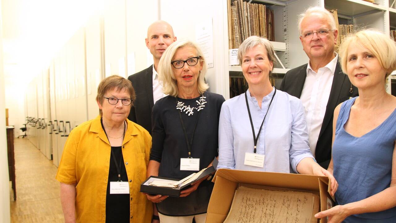 Mathilde Prantz (Freiwillige), Gregor Kremser (Leitung Kulturamt Krems), Dagmar Engel (Freiwillige), Esther Egger-Rollig (Koordinatorin), Bürgermeister Reinhard Resch und Doris Denk (Bereichsleiterin Kulturamt Krems).  