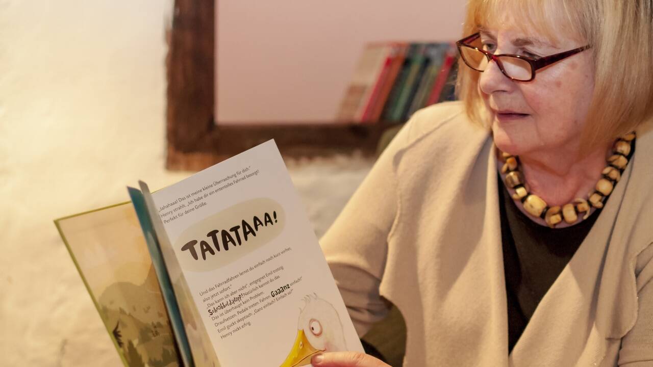 „Vorlese-Oma“ im Salzburger Spielzeugmuseum: die ehemalige Volksschullehrerin Annemarie Zipperer  