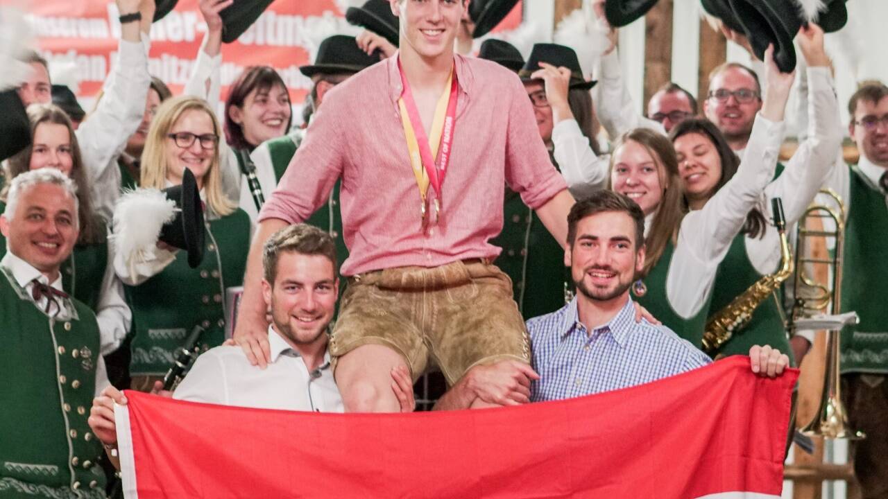 Maler Stefan Planitzer holte bei der Berufs-WM in Russland die Goldmedaille. Ganz Wölting stand beim Empfang Kopf. Bild: Michael Planitzer 