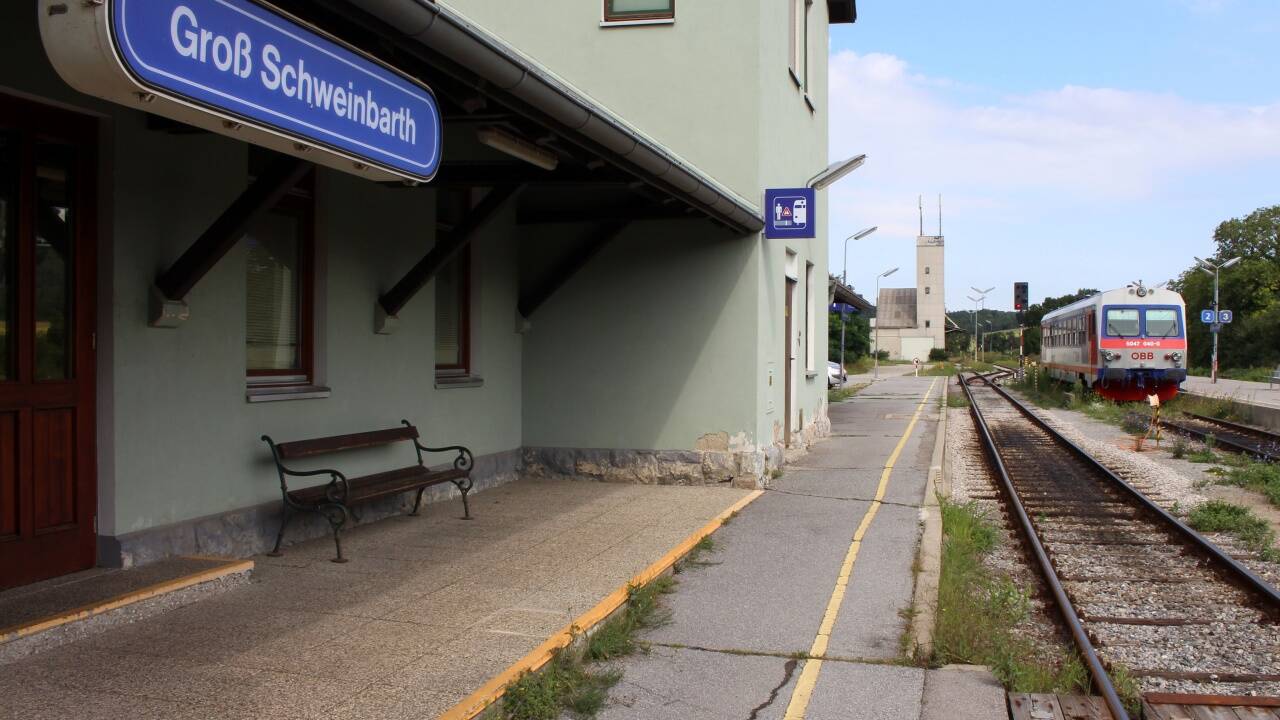 Idylle am Bahnhof in Groß Schweinbarth. 