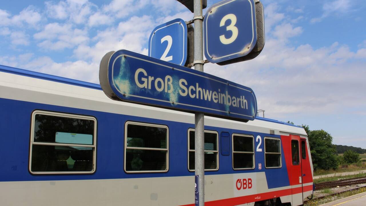 Ein Schienenbus wartet auf die Abfahrt. 