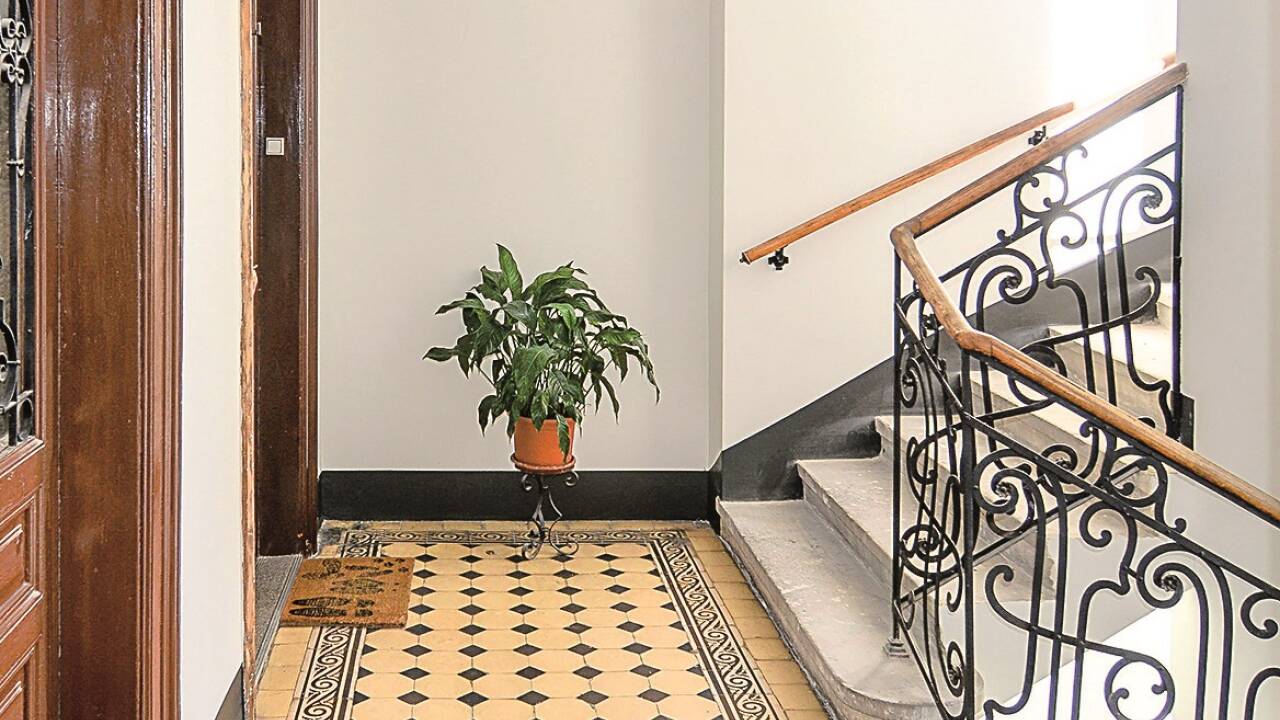 Eine Kokosmatte vor der Eingangstür im Stiegenhaus ist nach dem Wiener Feuerpolizeigesetz verboten. Eine Kokosmatte vor der Eingangstür im Stiegenhaus ist nach dem Wiener Feuerpolizeigesetz verboten.
