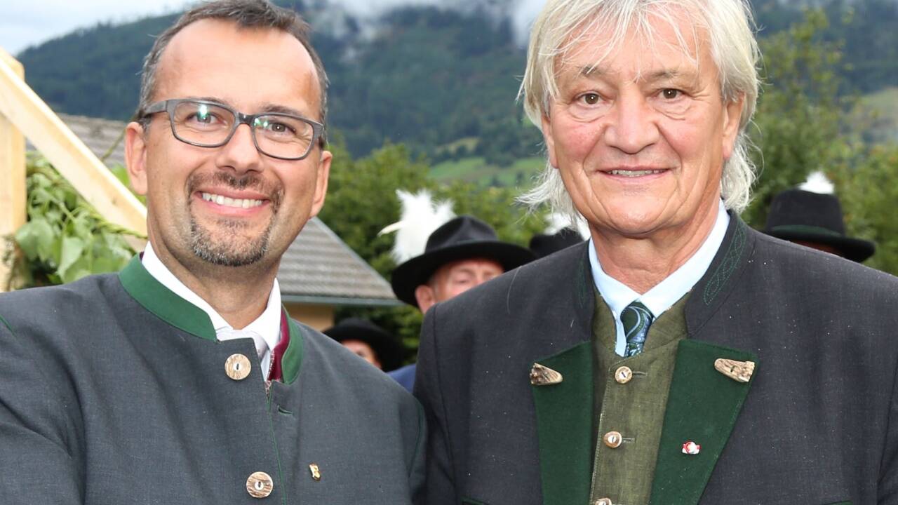 Der alte Bürgermeister übergibt die Schlüssel der Gemeinde an den neuen Bürgermeister: Günther Pagitsch (links) und Peter Rotschopf.  