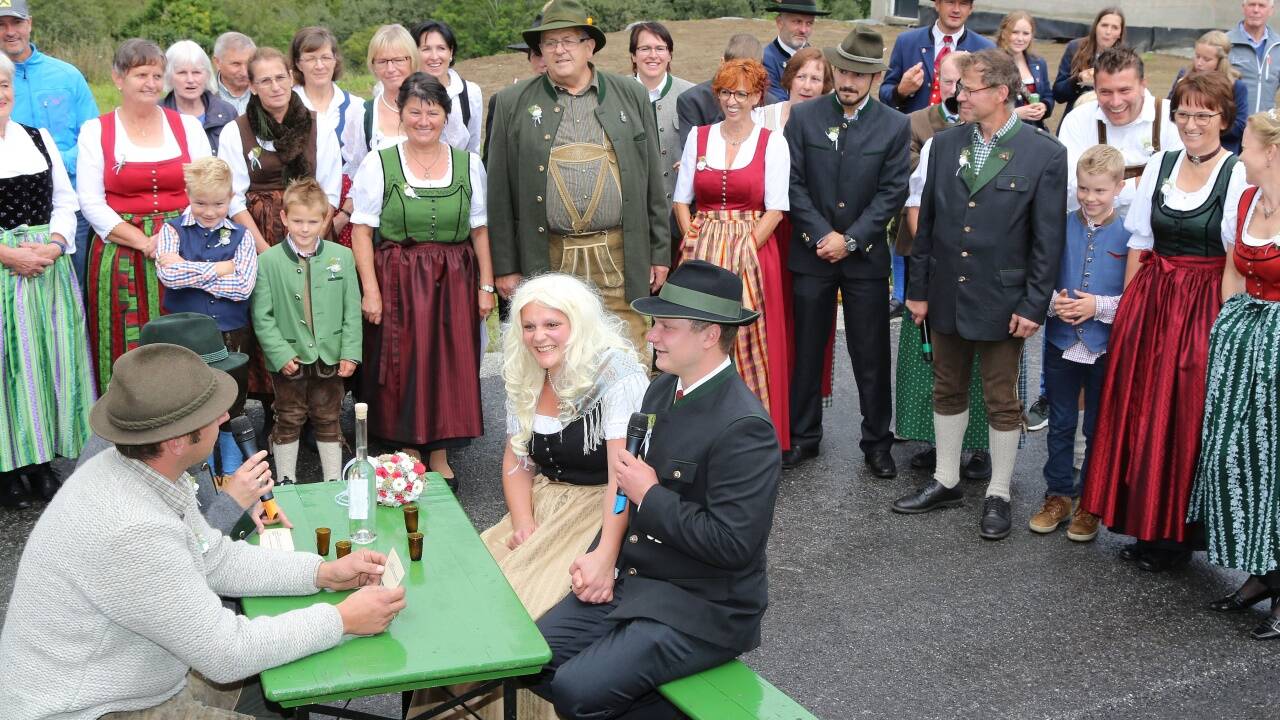 Bauern, Mitglieder des Trachtenvereins und Jäger stellten die Hochzeit des Bürgermeisters nach. Die Doubles spielten dabei Irene Kaiser und Josef Kocher.  