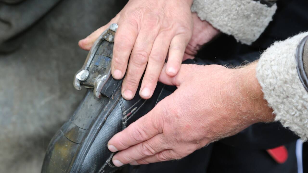 Die Schuhe werden mit drei Nägeln beschlagen. 