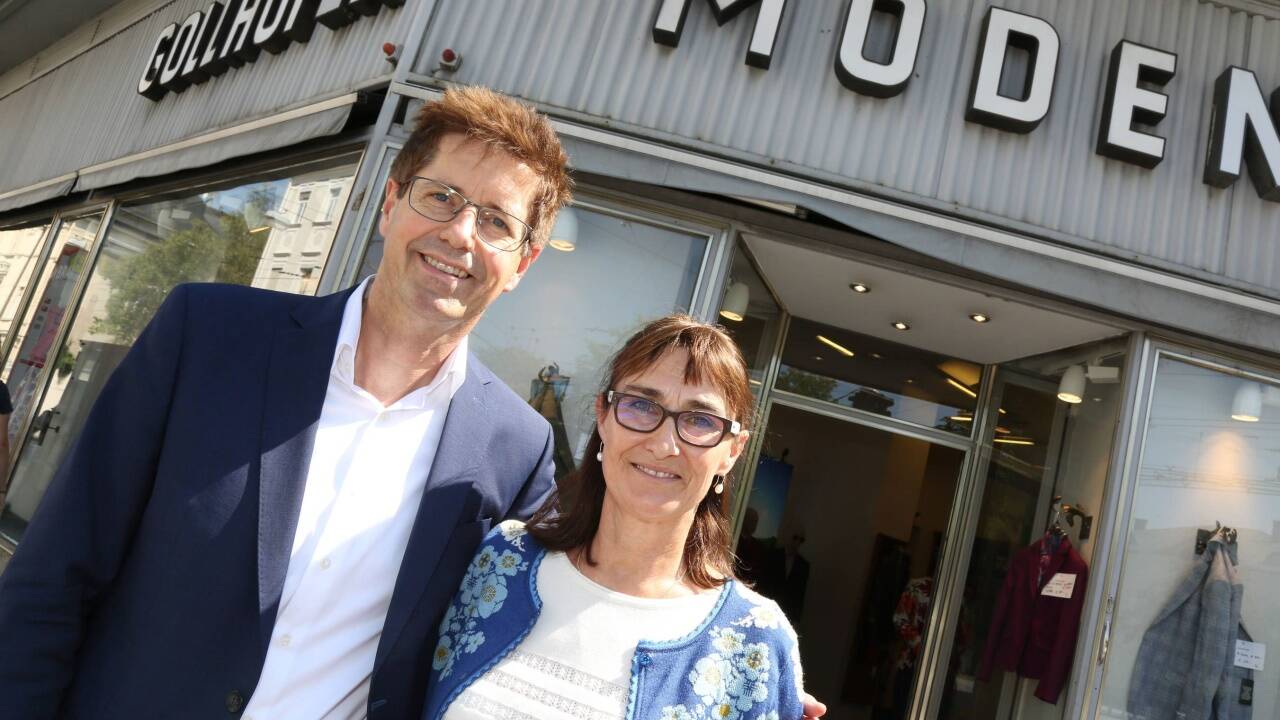 Christoph und Hildegard Wimmer vor ihrem Geschäft Gollhofer Moden.  