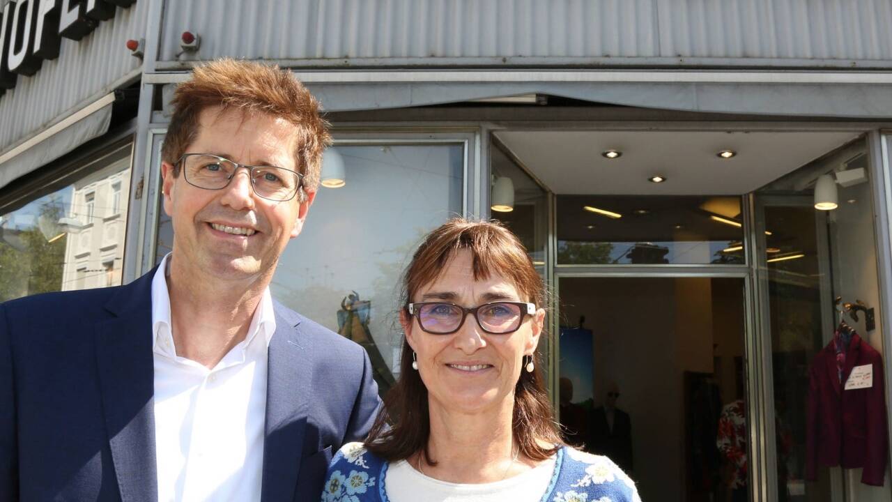 Christoph und Hildegard Wimmer vor ihrem Geschäft Gollhofer Moden.  
