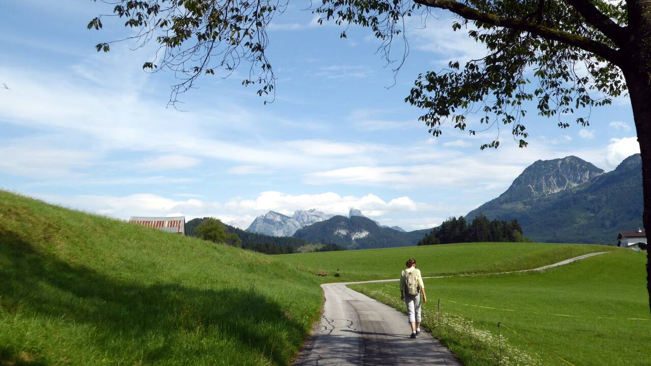 Am Weg Richtung Egelsee kommt der Gosaukamm (Bildmitte) zum Vorschein. 
