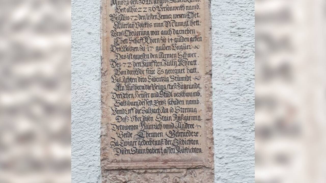 In unmittelbarer Nähe des Bärenreliefs an der Hausmauer erinnert diese Marmortafel aus 1580 an das „groß Sterben“ 1571/72 in Salzburg.  