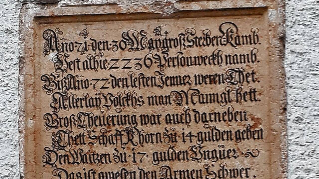 Die Inschrift ist schwer zu entziffern, „ano 71 ... groß Sterben kamb.“ 