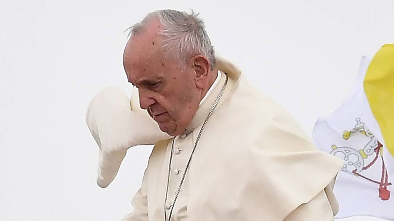 Papst Franziskus (hier am Montag auf Mauritius) befasst sich persönlich mit Bischof Alois Schwarz.  Papst Franziskus (hier am Montag auf Mauritius) befasst sich persönlich mit Bischof Alois Schwarz.