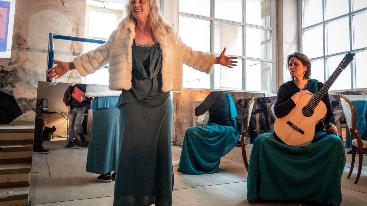 Mareike Tiede und Yvonne Zehner vom Theater bodi end sole spielen im Frank-Haus. Mareike Tiede und Yvonne Zehner vom Theater bodi end sole spielen im Frank-Haus.
