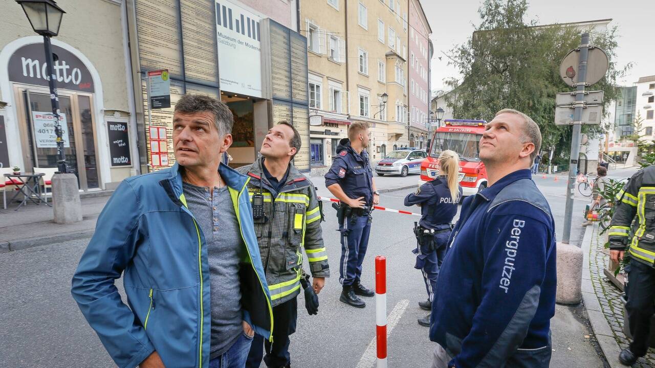 Berufsfeuerwehr und Bergputzer beobachten die Lage.  