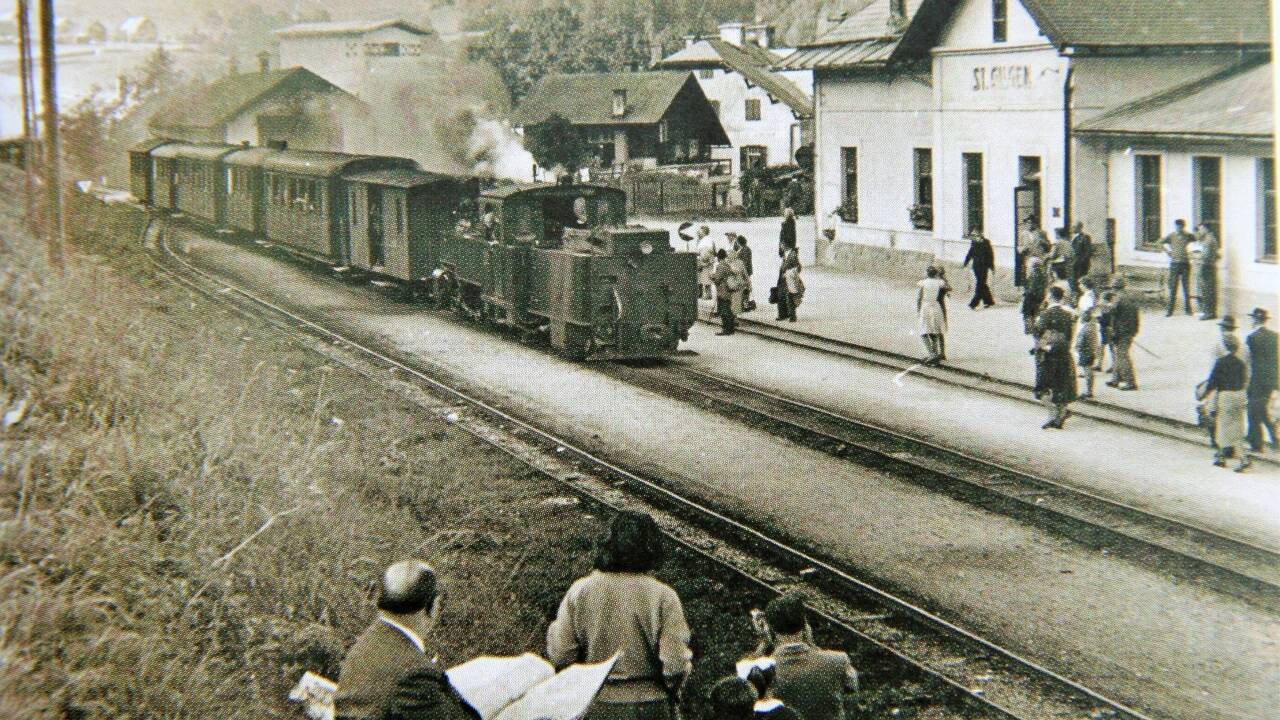 Nachdem die Kaiserfamilie die Sommermonate des ausgehenden 19-Jahrhunderts immer in Ischl verbrachte und sich der Tourismus im Salzkammergut im Aufschwung befand, lag es nahe, eine Eisenbahnverbindung zwischen Salzburg und Ischl herzustellen. 1912 wurden rund 2,1 Millionen Fahrgäste auf der Schmalspurbahn befördert. 