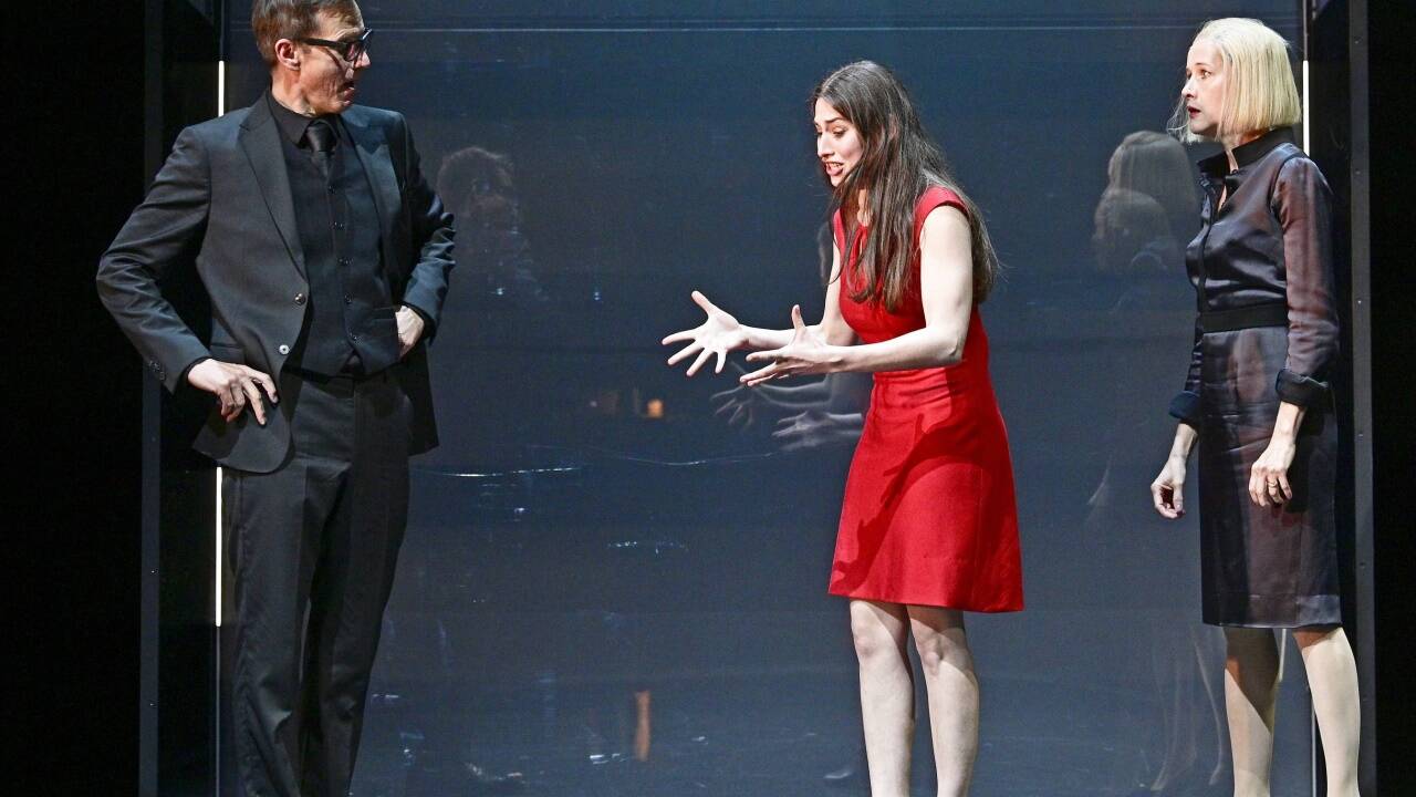 Szenen aus dem Stück „Vögel“ am Wiener Akademietheater.  Szenen aus dem Stück „Vögel“ am Wiener Akademietheater.