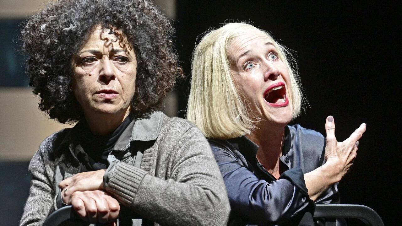 Szenen aus dem Stück „Vögel“ am Wiener Akademietheater.  Szenen aus dem Stück „Vögel“ am Wiener Akademietheater.