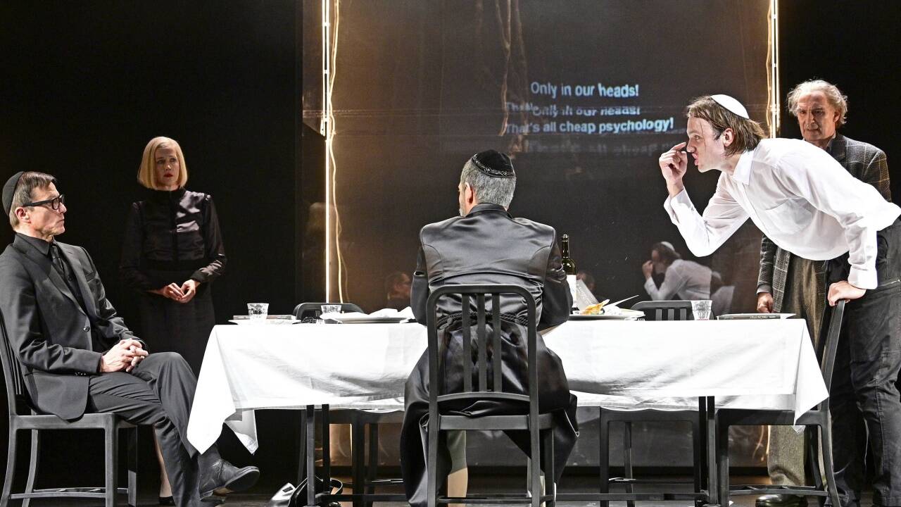 Szenen aus dem Stück „Vögel“ am Wiener Akademietheater.  Szenen aus dem Stück „Vögel“ am Wiener Akademietheater.