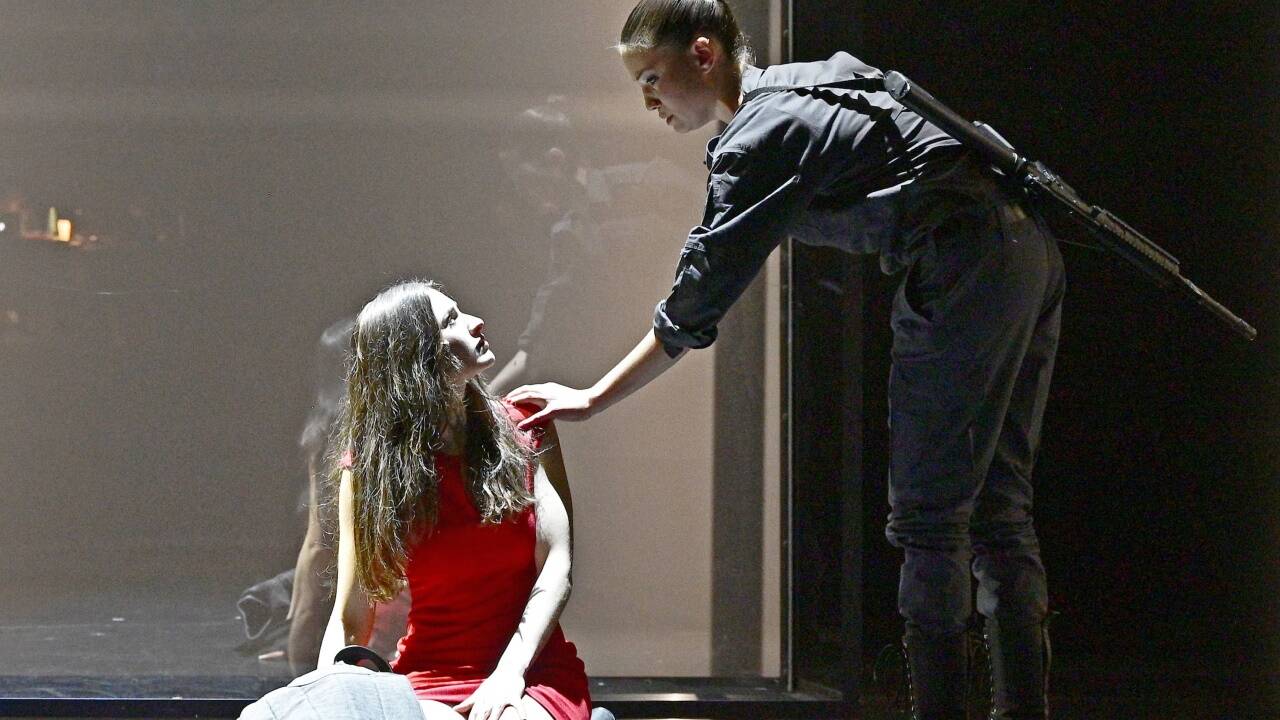 Szenen aus dem Stück „Vögel“ am Wiener Akademietheater.  Szenen aus dem Stück „Vögel“ am Wiener Akademietheater.