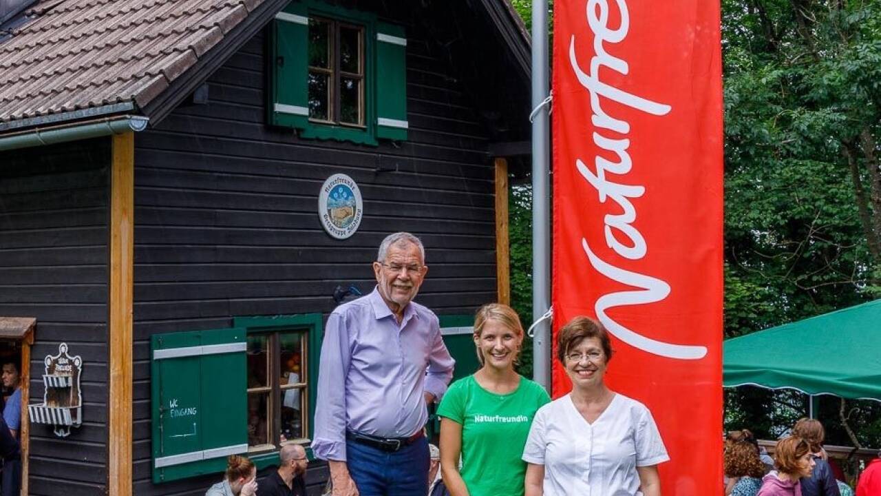 Hütten-Betreiberin Sophia Burtscher mit Alexander Van der Bellen und Doris Schmidauer.  