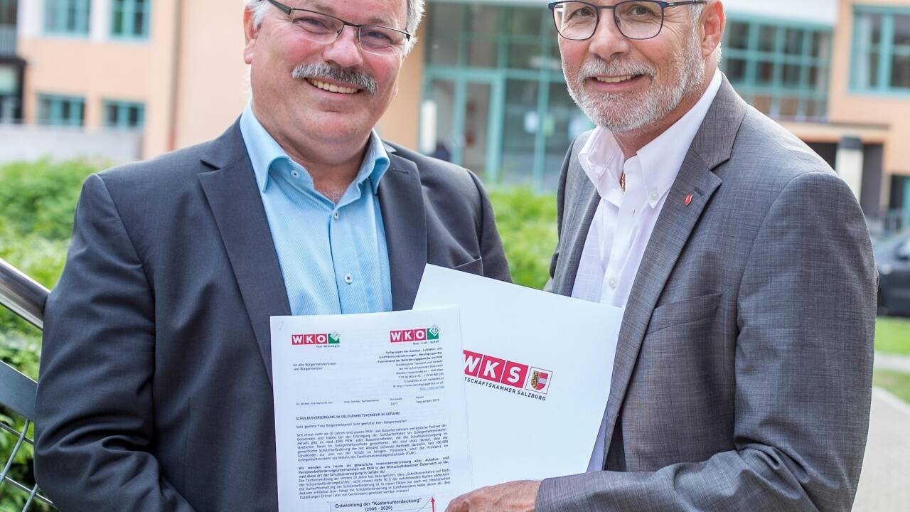 Fachverbandsobmann KR Erwin Leitner und Günther Mitterer, Bürgermeister von St. Johann und Präsident des Salzburger Gemeindeverbands (rechts). 