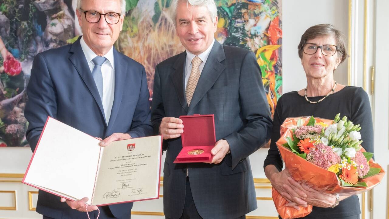 Salzburgs Bürgermeister Harry Preuner mit Heinrich Schmidinger und dessen Frau Katharina bei der Ehrung im Schloss Mirabell am Dienstag. 
