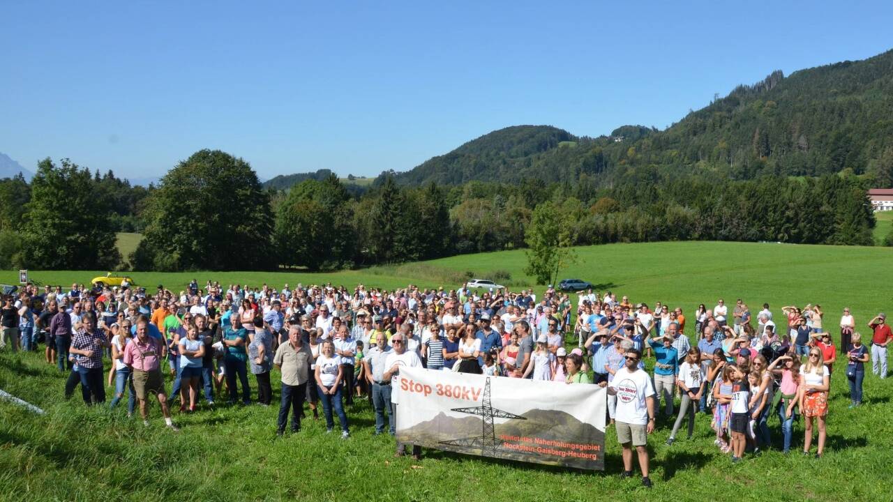 Mit Blick auf den Nockstein versammelten sich am vergangenen Sonntag bei strahlendem Sonnenschein Hunderte Demonstranten, die die 380-kV-Freileitung verhindern wollen.  Bild: fink 